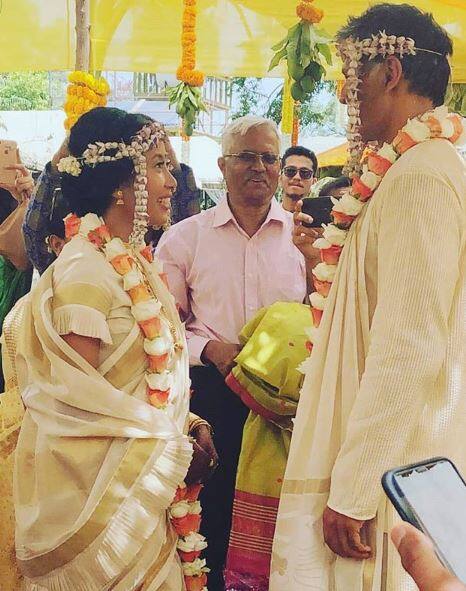 लग्नाचे फोटो सोशल मीडियावर व्हायरल झाले आहेत.
