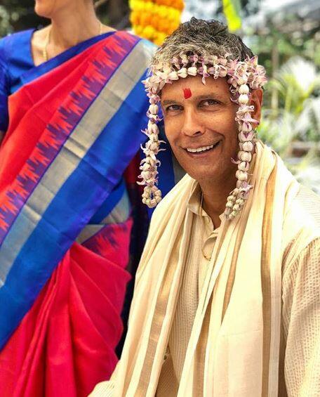 दोघांच्या कुटुंबातील सदस्य आणि नातेवाईकही उपस्थित असल्याचं फोटोंवरुन दिसत आहेत.