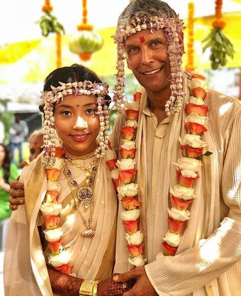 फोटोंमध्ये अंकिता मिलिंद सोमणसोबत पोझ देताना दिसत आहे. 