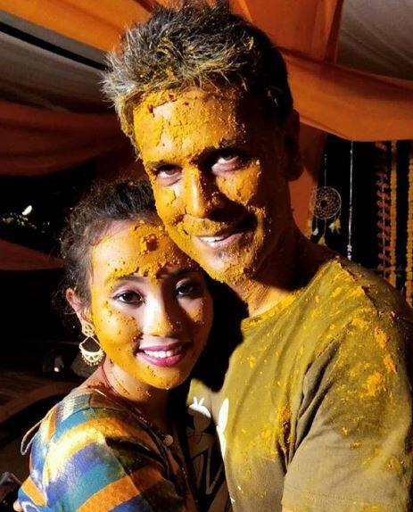 मिलिंदचं वय 52 वर्ष असून त्याची गर्लफ्रेण्ड त्याच्यापेक्षा 25 वर्षांनी लहान आहे. मिलिंदचं हे दुसरं लग्न आहे. त्याआधी 2006 मध्ये त्याने त्याची फ्रेंच को-स्टार मॅलेन जॅम्पनोईसोबत लग्न केलं होतं. परंतु 2009 मध्ये त्यांचा घटस्फोट झाला. यानंतर मिलिंद सोमण अभिनेत्री सहाना गोस्वामीला डेट करत होता. सहाना मिलिंदपेक्षा 21 वर्षांनी लहान होती. त्या दोघांचं नातं चार वर्ष टिकलं.