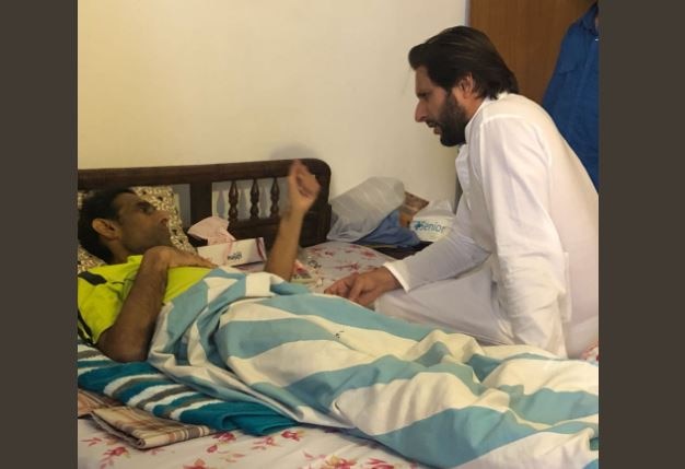 Pakistan ex hockey player Mansoor Ahmed seeks heart transplant in India पाकिस्तानी खेळाडू अंथरुणाला खिळला, उपचारासाठी भारताला विनवणी!