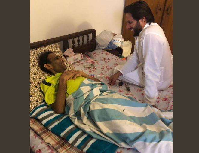 “भारताविरुद्धच्या हॉकी सामन्यात मी अनेकवेळा भारतीयांची मनं दुखावली. अनेकवेळा मी भारताचा विजय हिसकावून पाकिस्तानला विजय मिळवून दिला. मात्र तो खेळाचा भाग होता. आता मला माझ्या हृदयशस्त्रक्रियेसाठी भारत सरकारची मदत हवी आहे. भारत सरकारचा ‘मेडिकल व्हिजा’ माझं आयुष्य वाचवू शकेल. मानवताच सर्वश्रेष्ठ आहे. भारत आणि पाकिस्तान यांचे संबंध ताणलेले आहेत. मात्र खेळाने ही दरी अनेकवेळा दूर केली आहे. यावेळीही होईल” असं मन्सूर अहमद यांनी म्हटलं आहे.