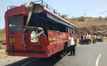 एसटीला धडक देऊन डंपर पलटी, तीन ठार, चार जखमी