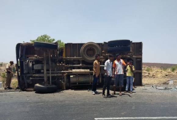 एसटीला धडक देऊन डंपर पलटी, तीन ठार, चार जखमी