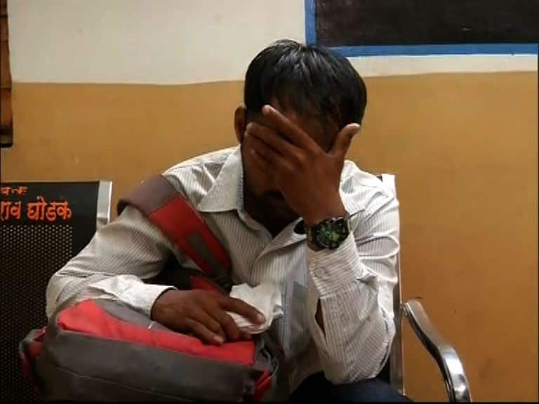 Aurangabad : Student threatens to commit suicide after catching copy in exam latest update कॉपी पकडलेल्या परीक्षार्थीची कर्मचाऱ्याला मारहाण, आत्महत्येची धमकी