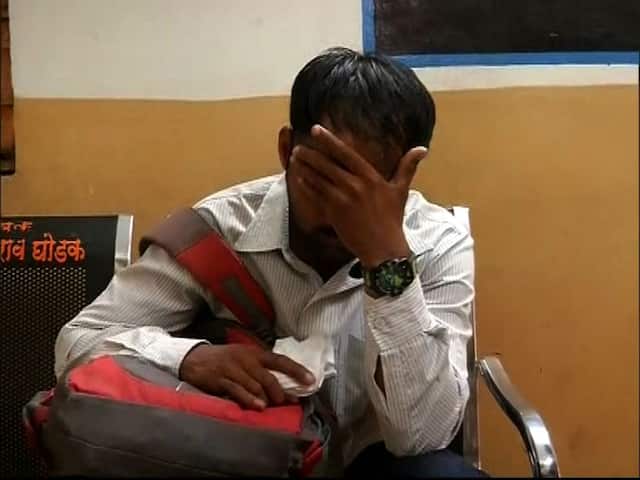 कॉपी पकडलेल्या परीक्षार्थीची कर्मचाऱ्याला मारहाण, आत्महत्येची धमकी