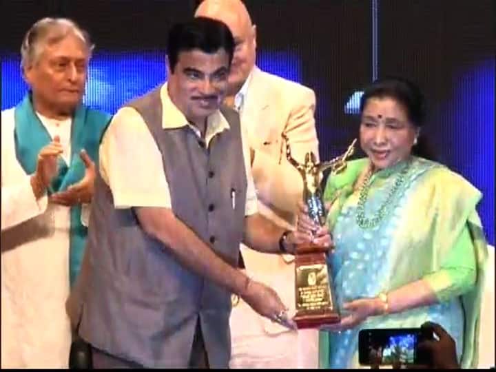 मास्टर दीनानाथ मंगेशकर यांच्या कन्या आणि ज्येष्ठ गायिका आशा भोसले यांना मास्टर दीनानाथ जीवनगौरव पुरस्काराने सन्मानित करण्यात आलं. आशाताईंच्या 75 वर्षांच्या प्रदीर्घ कारकीर्दीचा गौरव या पुरस्काराने करण्यात आला.