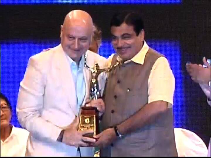 सिनेसृष्टीतील कामगिरीसाठी ज्येष्ठ अभिनेते अनुपम खेर यांचा गौरव करण्यात आला. खेर सध्या एफटीआयआयचं अध्यक्षपद भूषवत असून त्यांना आतापर्यंत पद्मश्री, पद्मभूषण प्रदान करुन केंद्र सरकारने सन्मानित केलं आहे. अनुपम खेर यांनी असंख्य चित्रपटांमध्ये भूमिका केल्या आहेत.