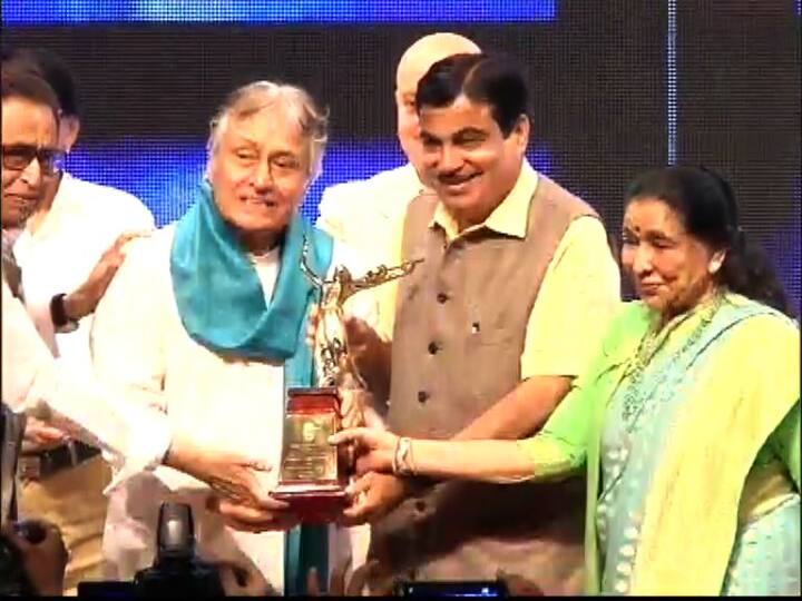 मुंबईतील षण्मुखानंद सभागृहामध्ये मास्टर दीनानाथ मंगेशकर पुरस्कारांचं वितरण करण्यात आलं. केंद्रीय मंत्री नितीन गडकरी यांच्या हस्ते हे पुरस्कार प्रदान करण्यात आले. ज्येष्ठ सरोद वादक अमजद अली खान यांना यंदाच्या मास्टर दीनानाथ मंगेशकर पुरस्काराने गौरवण्यात आलं.