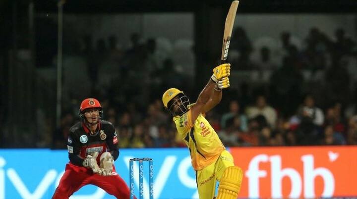 207 धावांचं मोठं आव्हान पार करण्यासाठी उतरलेल्या चेन्नई सुपर किंग्जची सुरुवात खराब झाली. 74 धावसंख्येवरच चार महत्त्वाचे फलंदाज माघारी परतले होते. मात्र अंबाती रायडू आणि धोनीने रचलेल्या 101 धावांच्या भागीदारीने चेन्नईला विजयाच्या जवळ नेलं.