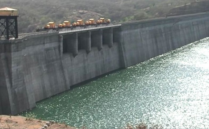 Ahmednagar : Nilwande dam water leakage latest update निळवंडे धरणातून सेकंदाला 300 लीटर पाण्याची गळती