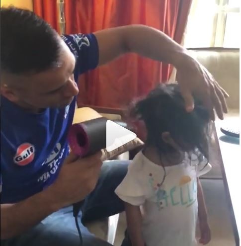 After CSK win, Captain MS Dhoni performs Daddy's Duty, does daughter Ziva's hair VIDEO : कर्णधाराची कॅप काढल्यावर धोनीची डॅडीज् ड्यूटी