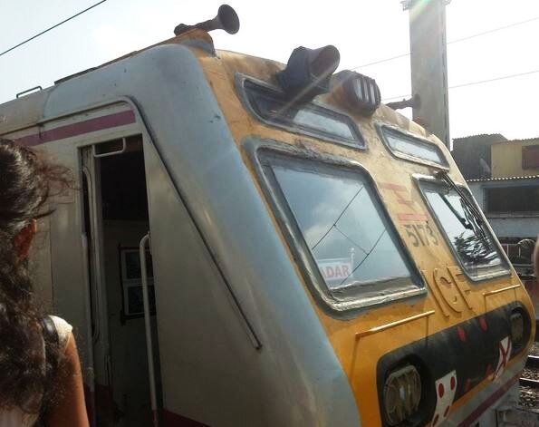 Mumbai : Local on Western line are running late due to technical issue लोकल 20 ते 25 मिनिटं उशिरा, पश्चिम रेल्वे विस्कळीत