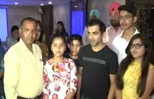 वेळात वेळ काढून गंभीर शहीदांच्या घरी, मुलांना मॅचसाठी निमंत्रण