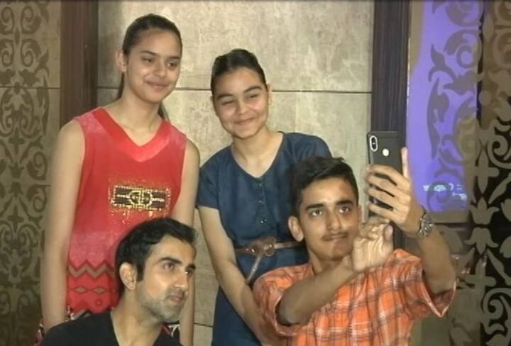 त्यानंतर आता गंभीरने सध्या सुरु असलेल्या आयपीएलमधून वेळात वेळ काढून, सुकमा हल्ल्यात शहीद झालेल्या जवानांच्या कुटुंबीयांची भेट घेतली.  