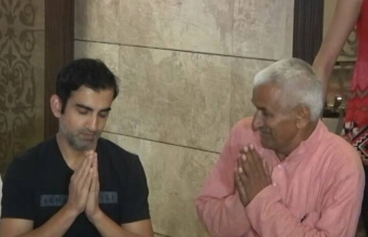 गंभीरने छत्तीसगडमधील सुकमा आणि काश्मीरमध्ये शहीद झालेल्या काही जवानांच्या कुटुंबीयांची भेट घेतली. गंभीरने शहीद जवानांच्या मुलांशी गप्पा मारल्या. इतकंच नाही तर त्याने आयपीएलचा सामना पाहण्यासाठी निमंत्रण दिलं. 