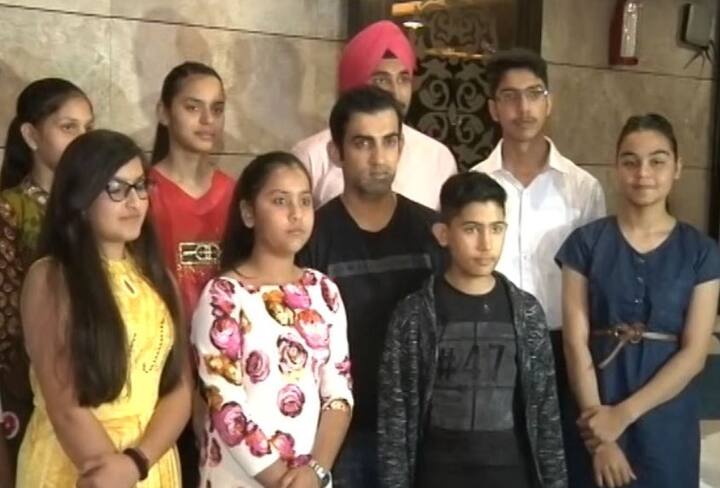 गौतम गंभीर त्याच्या संस्थेमार्फत शहीदांच्या मुलांच्या शिक्षणाचा संपूर्ण खर्च उचलत आहे. जोपर्यंत त्यांना शिकायचं आहे, तोपर्यंत गंभीर त्यांच्या शिक्षणाचा खर्च उचलणार आहे.  सध्या गंभीरची संस्था 12 कुटुंबातील 18 मुलांच्या शिक्षणाचा खर्च करत आहे. 