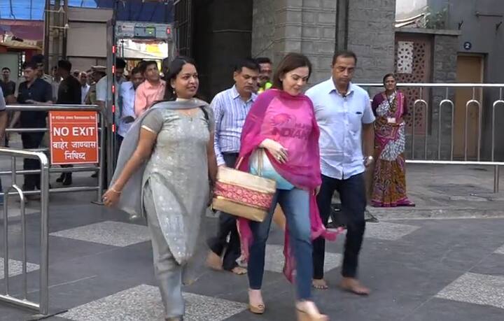 मुंबई इंडियन्सच्या विजयासाठी संघाच्या मालकीन नीता अंबानी शिर्डीला जाऊन साईंच्या चरणी लीन झाल्या.