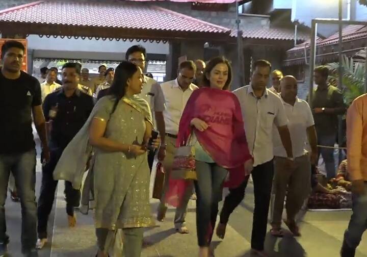 मुंबई इंडियन्सला गेल्या सहा सामन्यांमध्ये केवळ एक विजय मिळवता आला आहे. त्यामुळे नीता अंबानी यांनी साईंना विजयासाठी साकडं घातलं.