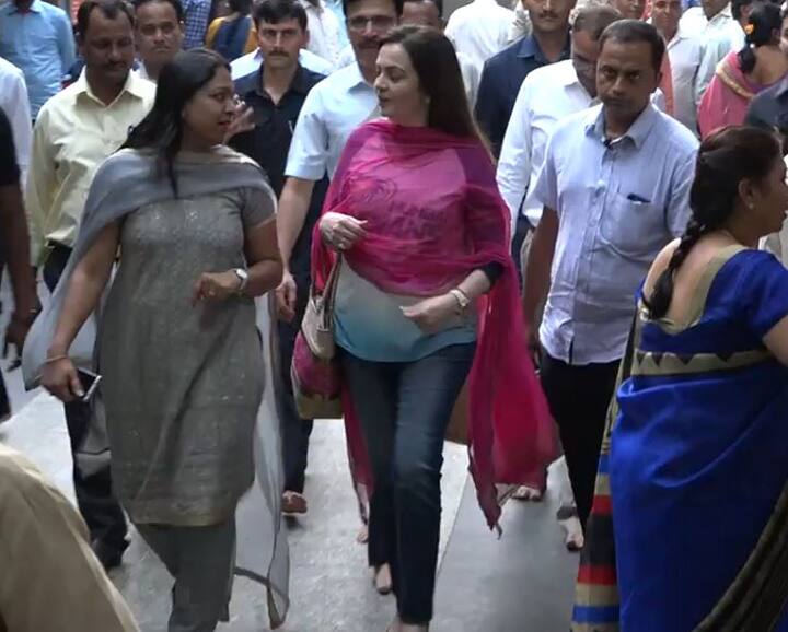 नीता अंबानी मुंबई इंडियन्सच्या जर्सीत शिर्डीत दाखल झाल्या आणि त्यांनी सायंकाळच्या धुपारतीला उपस्थिती लावली.