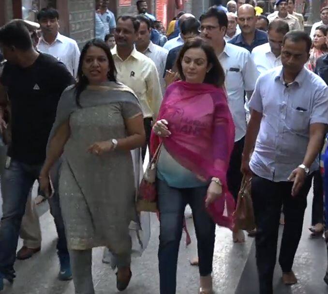 पुण्यात सामना चालू असताना नीता अंबानी शिर्डीत होत्या. 