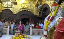 पुण्यातला सामना सोडून नीता अंबानी साईंच्या चरणी