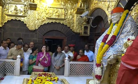 पुण्यातला सामना सोडून नीता अंबानी साईंच्या चरणी पुण्यातला सामना सोडून नीता अंबानी साईंच्या चरणी