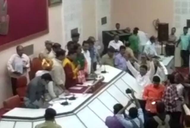 औरंगाबाद महापालिकेत पुन्हा राडा, तीन नगरसेवकांचं सदस्यत्व रद्द