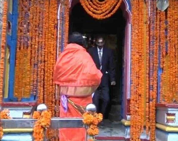 kedarnath shrine have opened today governor kk paul also present केदारनाथ मंदिराचं दार उघडलं,  दर्शनासाठी भाविकांची गर्दी