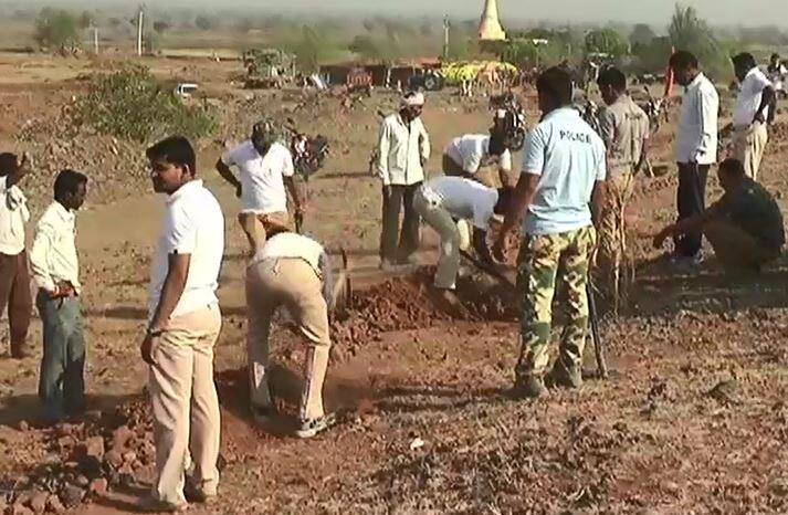 Police participated in Pani Foundation's watercup competition जलसंधारणासाठी पोलिसांचं श्रमदान, 'वॉटरकप' जिंकण्याचा निर्धार