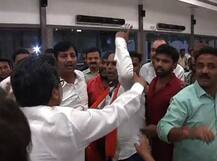 महाराष्ट्र दिनाच्या पूर्वसंध्येला शिवसैनिक आणि विदर्भवादी भिडले!