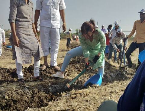 कुदळ-फावडं हाती, आलिया-आमिर खानचं महाश्रमदान कुदळ-फावडं हाती, आलिया-आमिर खानचं महाश्रमदान