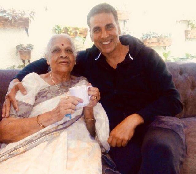 शिक्षिकेसोबत फोटो, अक्षयकडून महाराष्ट्र दिनाच्या शुभेच्छा! Akshay Kumar shares photo with his Marathi teacher on Maharashtra din शिक्षिकेसोबत फोटो, अक्षयकडून महाराष्ट्र दिनाच्या शुभेच्छा!