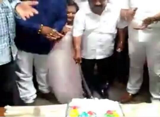 भाजपच्या कल्याण शहराध्यक्षांचं तलवारीने केक कटिंग