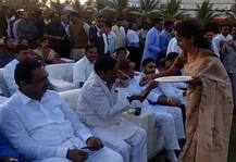 पुण्यात आर. आर. पाटलांची मुलगी स्मिताचा विवाह सोहळा