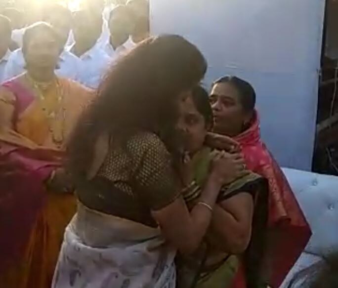 पाहा आणखी फोटो