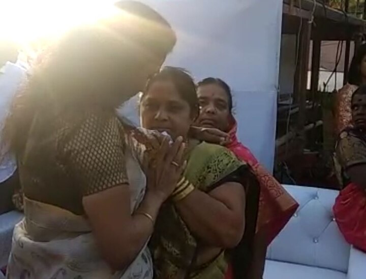 तर दुसरीकडे आर आर पाटील यांच्या पत्नी सुमनताई यांचं सांत्वन करताना खासदार सुप्रिया सुळे दिसून आल्या.