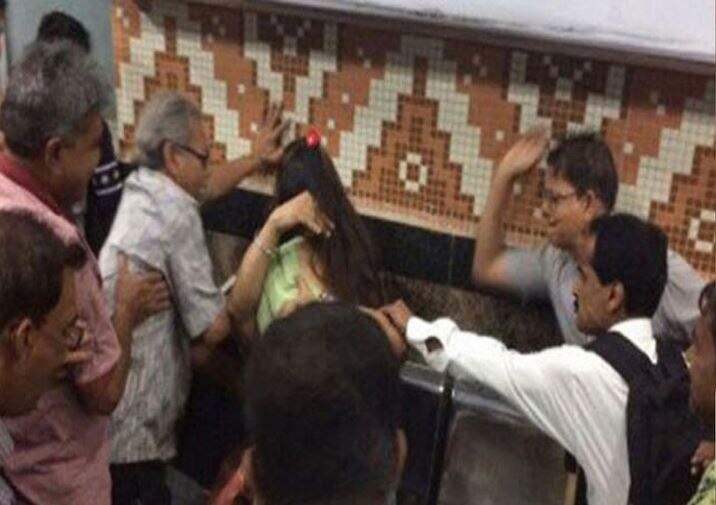 Couple beaten up by Moral Police for standing too close in Kolkata Metro latest update मेट्रोत मिठी मारणाऱ्या जोडप्याला सहप्रवाशांची मारहाण