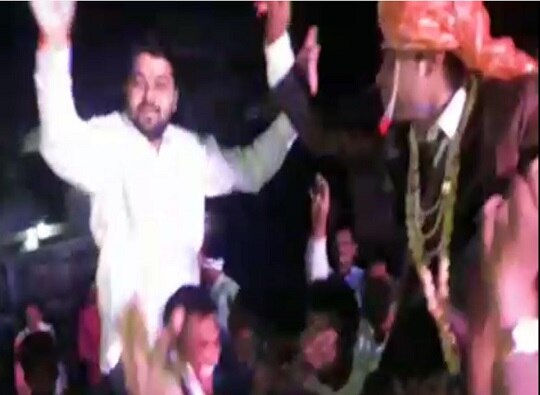 Ravikant Tupkar dances in the supporter's wedding latest update लग्नात कार्यकर्त्याचा हट्ट, रविकांत तुपकरांचा झिंगाट डान्स