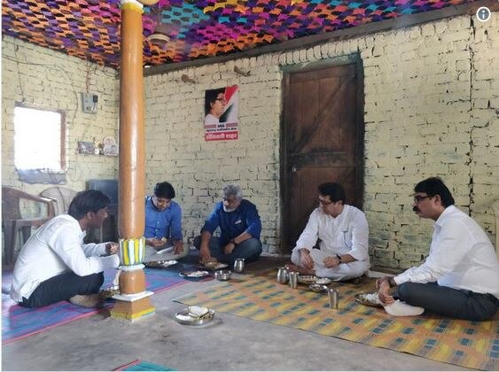 Raj Thackeray enjoyed lunch at Aadiwasi Pada in Palghar latest update पालघरमधील आदिवासी पाड्यावर राज ठाकरेंचं भोजन