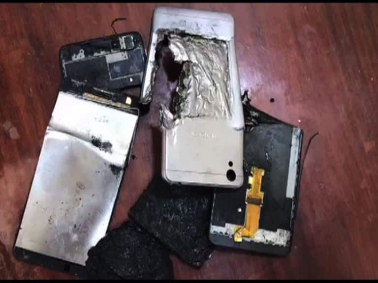 चार्जिंगला लावलेल्या ओप्पो मोबाईलचा स्फोट mobile phone explodes, mobile blast during charging in vasai चार्जिंगला लावलेल्या ओप्पो मोबाईलचा स्फोट