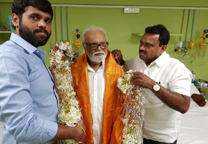 बालाजीची शाल, बुधा हलवाईचे पेढे, चाहत्यांकडून भुजबळांचा रुग्णालयात सत्कार Chhagan Bhujbal felicitated by supporters in KEM hospital बालाजीची शाल, बुधा हलवाईचे पेढे, चाहत्यांकडून भुजबळांचा रुग्णालयात सत्कार