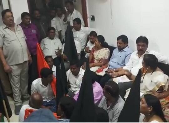 धोबीघाटावरील अतिक्रमण हटवल्याने शिवसेनेचा पालिकेविरुद्ध ठिय्या