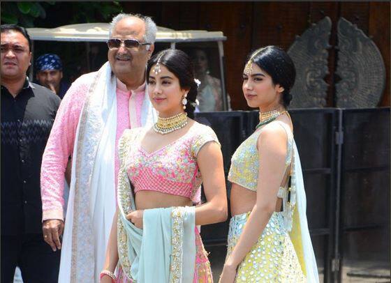 सोनमच्या चुलत बहिणी जान्हवी आणि खुशी कपूर, तसंच काका बोनी कपूर वऱ्हाडींचं स्वागत करत होते