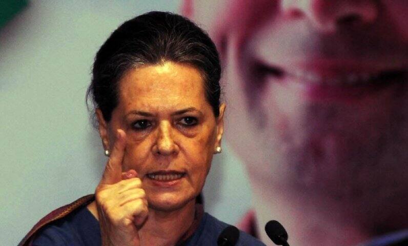 sonia gandhi attacks pm narendra modi karnataka election 2018 latest update  मोदीजी फक्त भाषणं देऊन देशाचं पोट भरत नाही : सोनिया गांधी