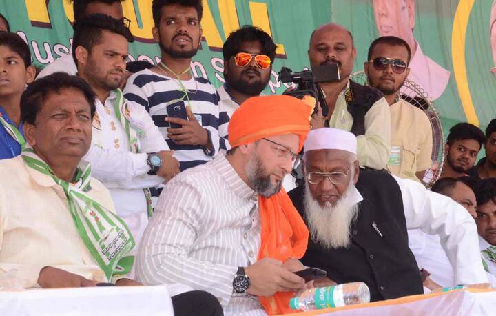 दरम्यान, या सभेत ओवेसींनी पंतप्रधान मोदींवर बरीच टीकाही केली. ‘मोदींचा पराभव करण्याची क्षमता काँग्रेसमध्ये नाही. त्यामुळे देशातील प्रादेशिक पक्षांनी एकत्र येऊन तिसरी आघाडी केली पाहिजे. केवळ अल्पसंख्यांक नव्हे तर देशातील शोषित, दलित जनतेला राजकीय अधिकार मिळाले पाहिजेत.’ असंही ओवेसी यावेळी म्हणाले.