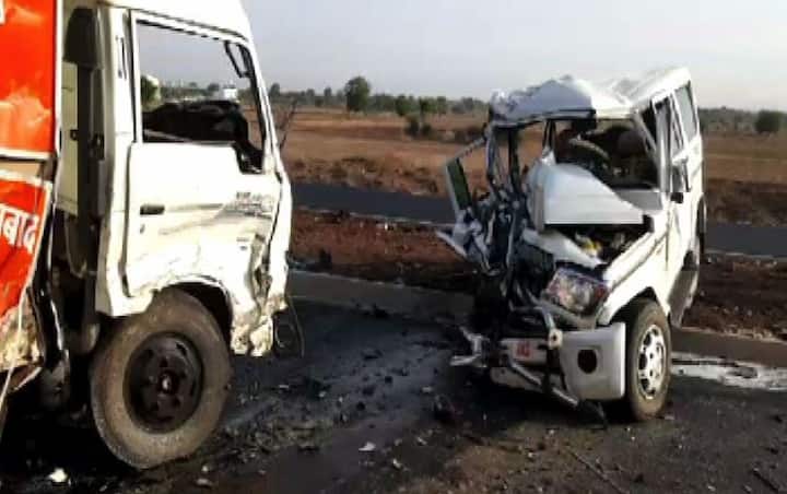 औरंगाबाद-बीड रस्त्यावर भीषण अपघात झाला. लग्नानंतर देवदर्शनासाठी गेलेल्या नवरदेवाचा अपघातात मृत्यू झाला आहे. तर 6 ते 7 जण जखमी आहेत. अंबडजवळच्या खेड गावाजवळ बोलेरो आणि दुधाच्या गाडीची धडक होऊन,ही भीषण दुर्घटना घडली. 