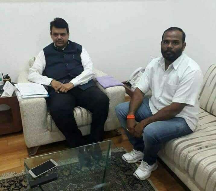 Goon Rahul Chabukswar's photo with CM devendra Fadnavis latest updates तडीपार गुंडाचा मुख्यमंत्र्यांसोबतचा फोटो व्हायरल
