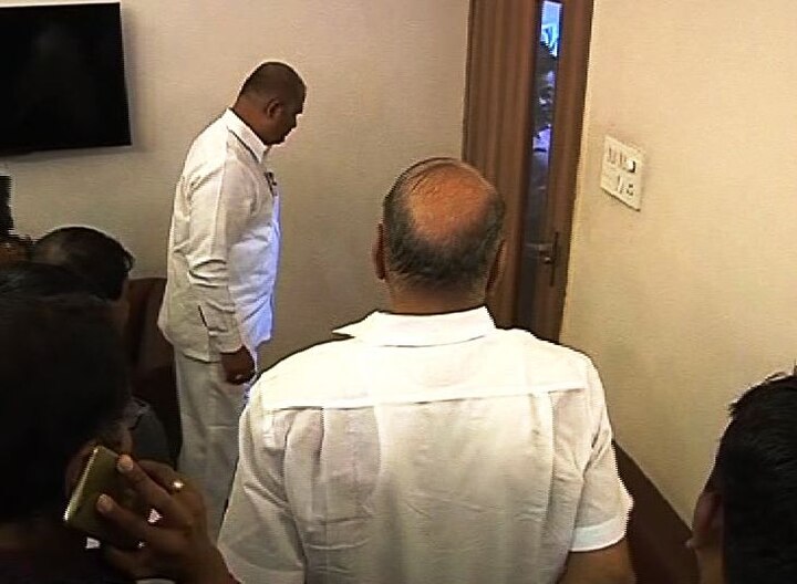 sharad pawar locked inside room after press conference in satara दरवाजा न उघडल्याने शरद पवार आतच अडकले!