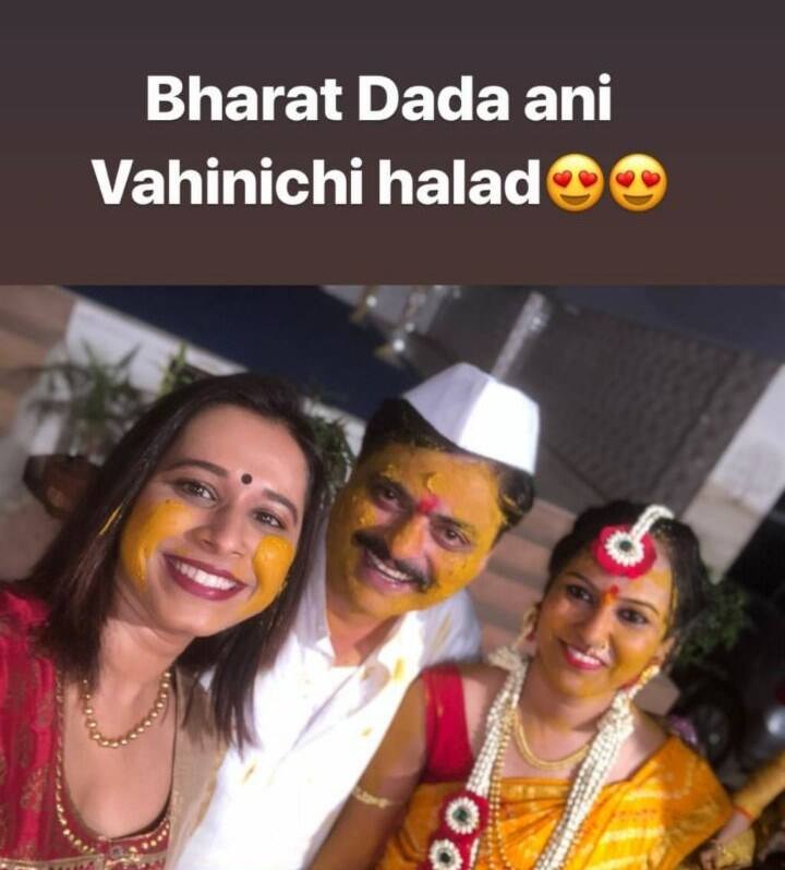 'चला हवा येऊ द्या'मधील श्रेया बुगडेने भारत गणेशपुरे पुन्हा बोहल्यावर चढणार असल्याचा फोटो शेअर केला आणि गणेशपुरे यांच्या लग्नाची चर्चा सुरु झाली. भारत कोणाशी लग्न करणार, वधू कोण याबद्दल तर्क लढवण्याआधीच स्पष्ट करतो, ते आपल्या पत्नीसोबतच पुन्हा लगीनगाठ बांधणार आहे, बरं का..